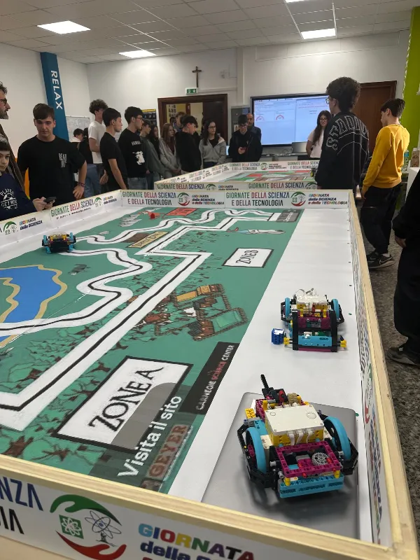 Un robot costruito dagli studenti sulla pista della Giornata della scienza